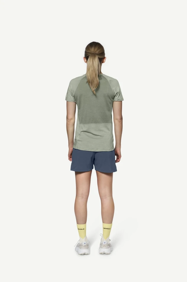 Devold Endurance Merino 130 T-Shirt WMN, kolor: Fog - prezentacja na modelce - tył