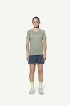 Devold Endurance Merino 130 T-Shirt WMN, kolor: Fog - prezentacja na modelce - przód