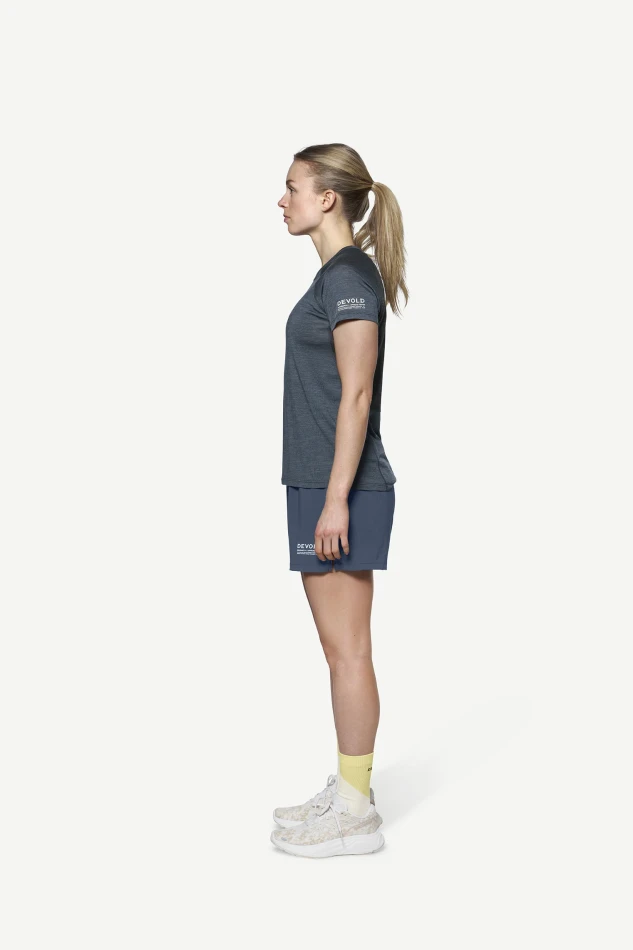 Devold Endurance Merino 130 T-Shirt WMN, kolor: Night - prezentacja na modelce - bok