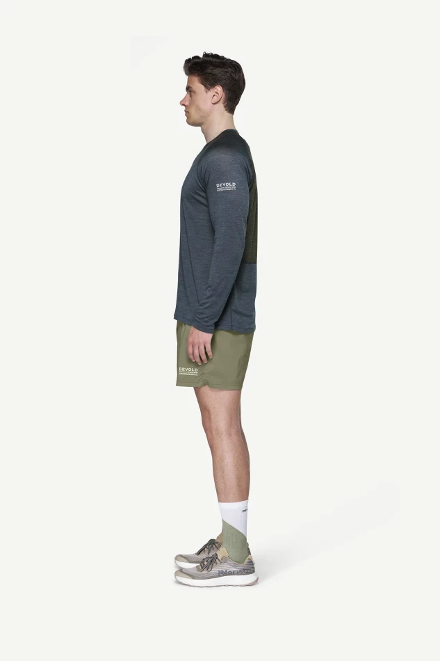 Devold Endurance Merino 130 Shirt MAN, kolor: Night - prezentacja na modelu - bok