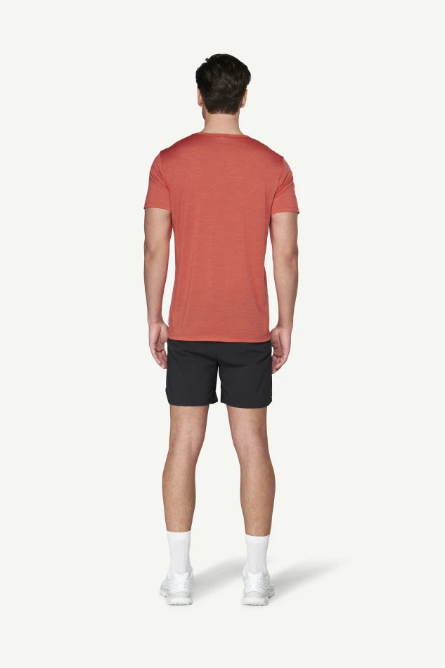 Devold Active Tee MAN, kolor: Cayenne - prezentacja na modelu - tył