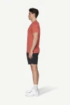 Devold Active Tee MAN, kolor: Cayenne - prezentacja na modelu - bok