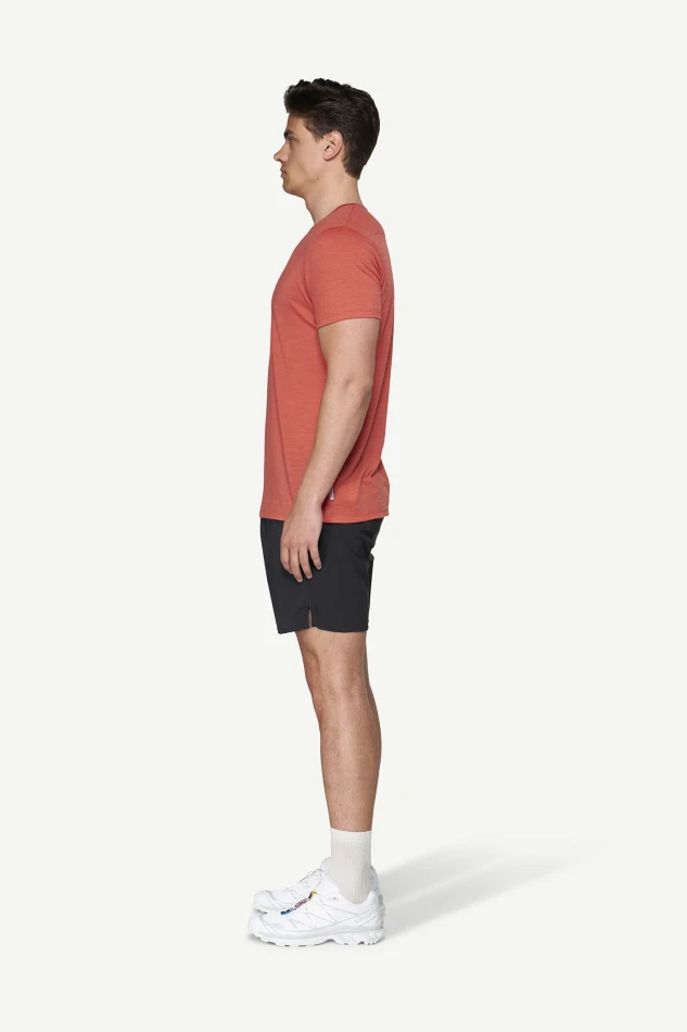 Devold Active Tee MAN, kolor: Cayenne - prezentacja na modelu - bok