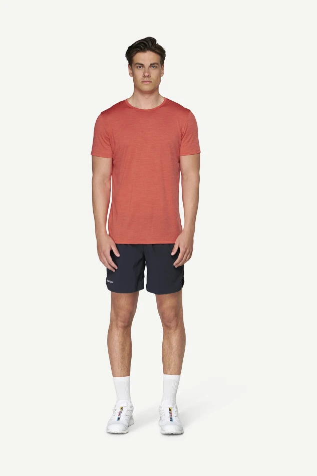 Devold Active Tee MAN, kolor: Cayenne - prezentacja na modelu - przód