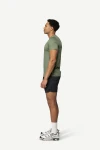 Devold Active Tee MAN, kolor: Forest - prezentacja na modelu - bok