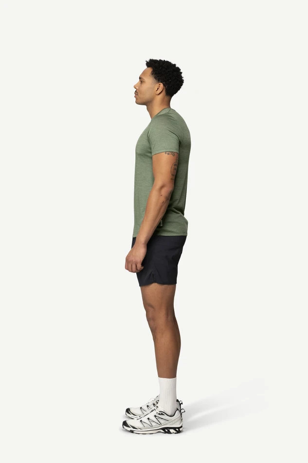Devold Active Tee MAN, kolor: Forest - prezentacja na modelu - bok