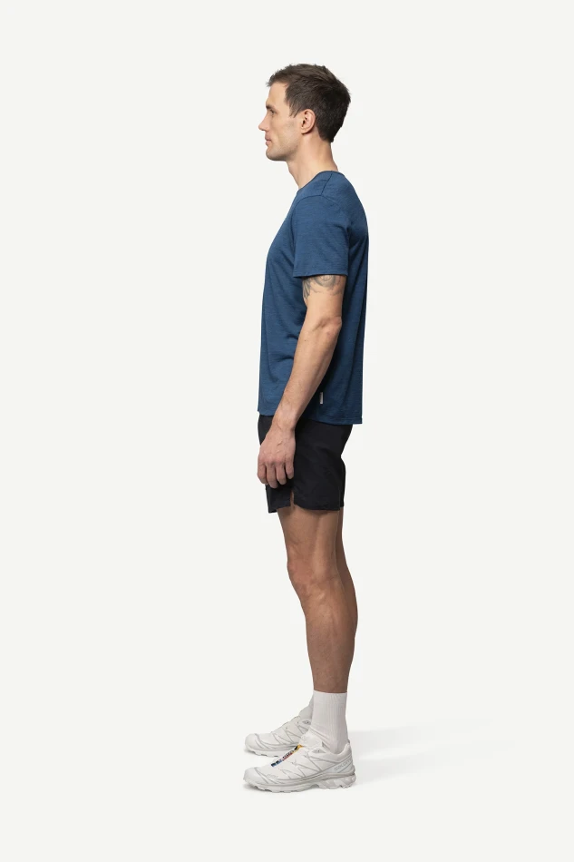 Devold Active Tee MAN, kolor: Skydiver Dark - prezentacja na modelu - bok