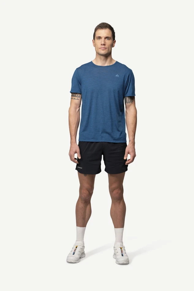 Devold Active Tee MAN, kolor: Skydiver Dark - prezentacja na modelu - przód