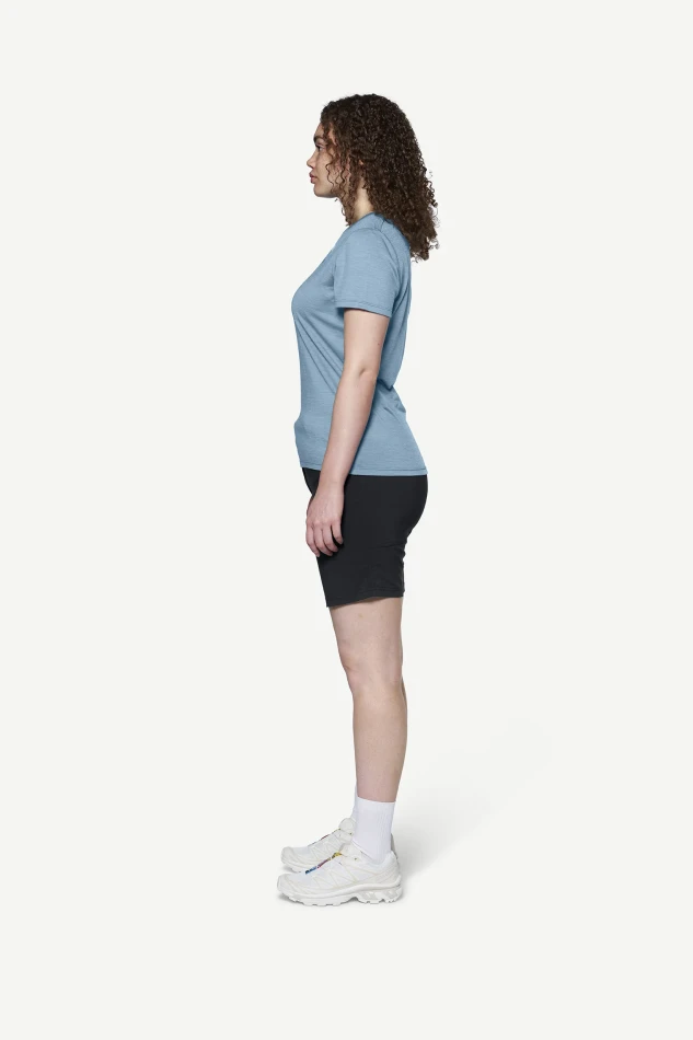 Devold Active Devold Legacy Tee WMN, kolor: Skyblue - prezentacja na modelce - bok