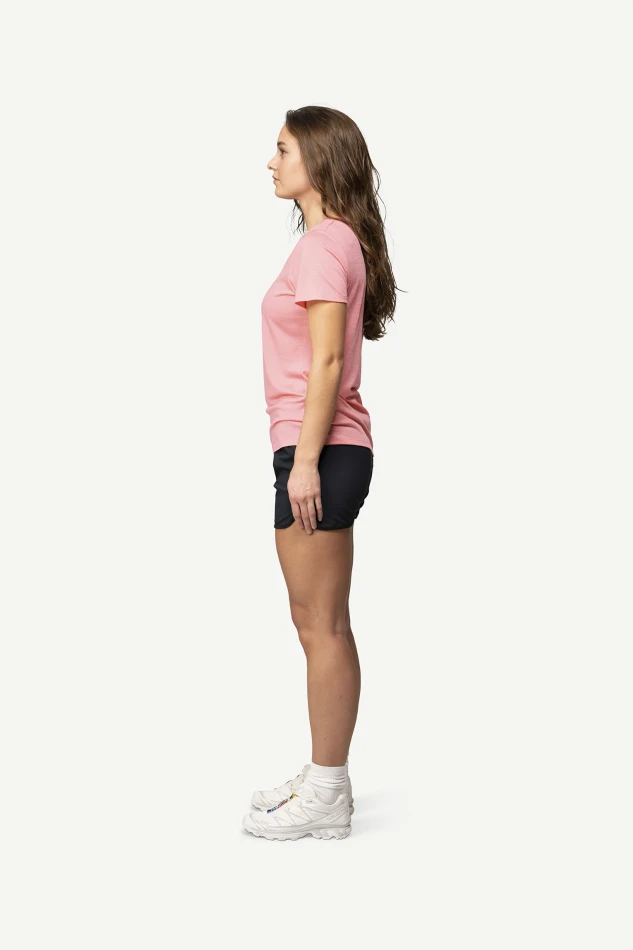 Devold Active Tee WMN, kolor: Apricot - prezentacja na modelce - bok