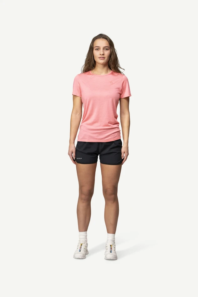 Devold Active Tee WMN, kolor: Apricot - prezentacja na modelce - przód