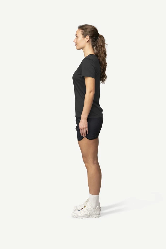 Devold Active Tee WMN, kolor: Black - prezentacja na modelce - bok