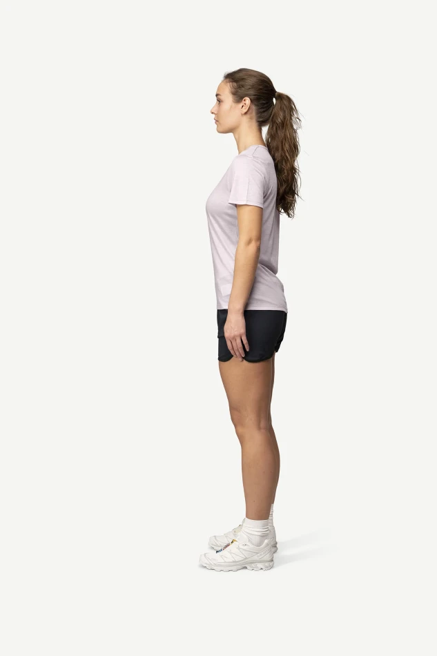 Devold Active Tee WMN, kolor: Orchid - prezentacja na modelce - bok