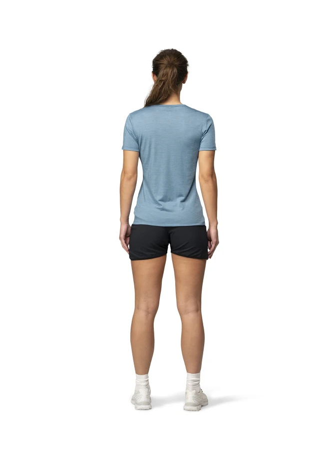 Devold Active Tee WMN, kolor: Skyblue - prezentacja na modelce - tył