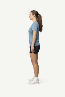 Devold Active Tee WMN, kolor: Skyblue - prezentacja na modelce - bok