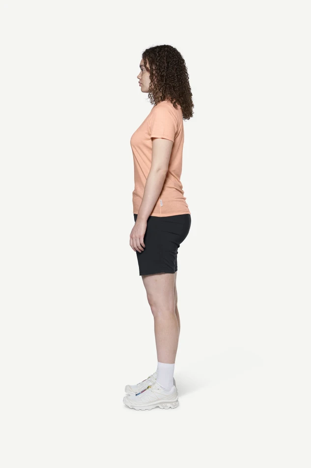 Devold Active Tee WMN, kolor: Sunrise - prezentacja na modelce - bok