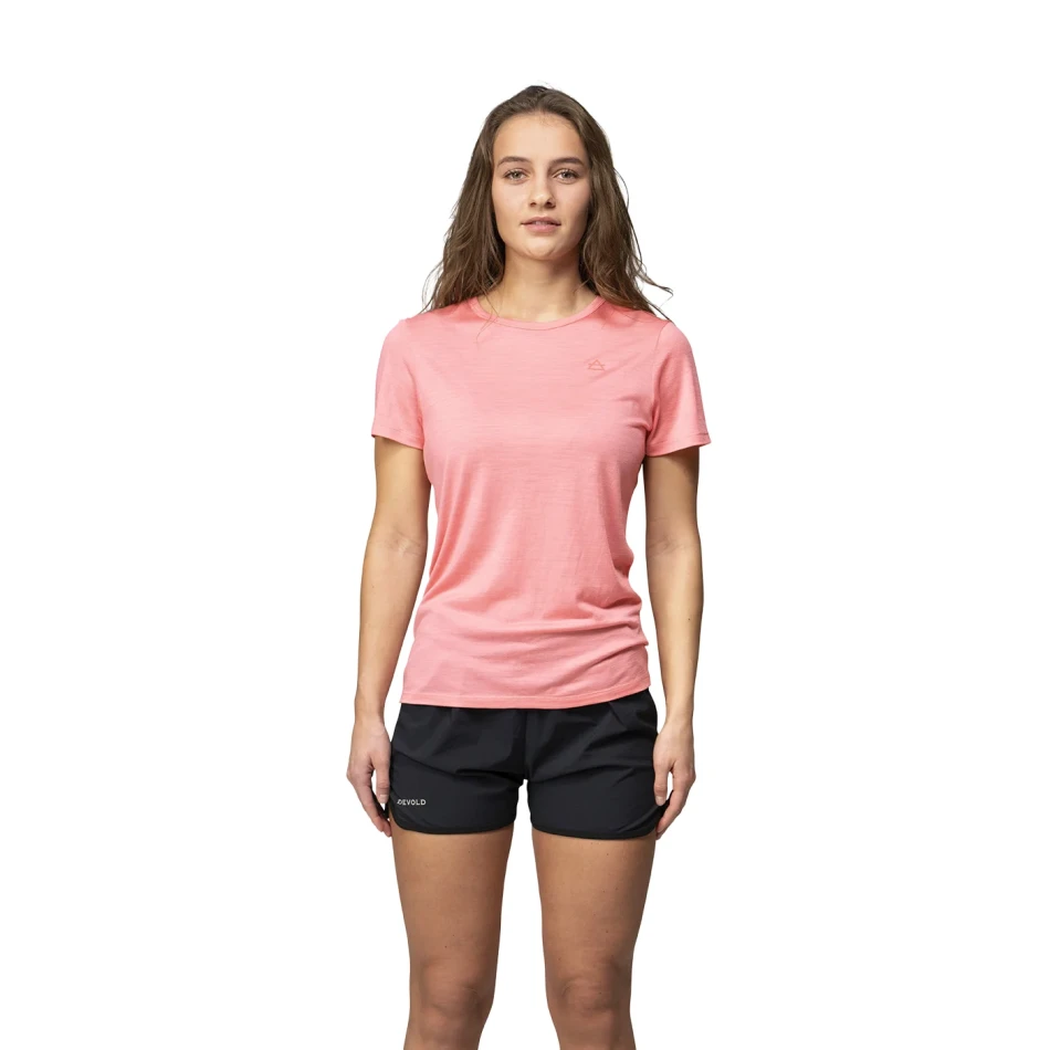 Devold Active Tee WMN, kolor: Apricot - prezentacja na modelce