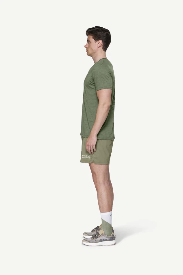 Devold Active Stamp Tee MAN, kolor: Forest - prezentacja na modelu - bok