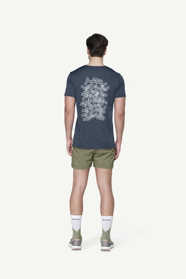 Devold Active Stamp Tee MAN, kolor: Night - prezentacja na modelu - tył