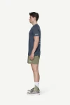 Devold Active Stamp Tee MAN, kolor: Night - prezentacja na modelu - bok