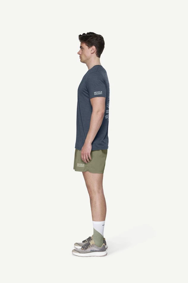 Devold Active Stamp Tee MAN, kolor: Night - prezentacja na modelu - bok