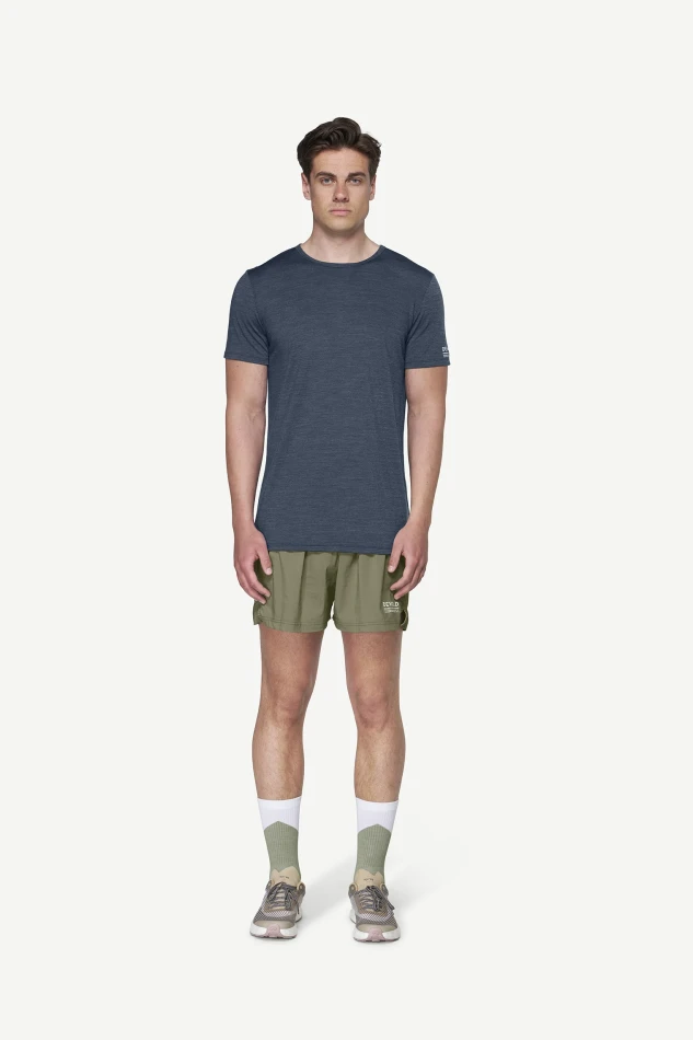 Devold Active Stamp Tee MAN, kolor: Night - prezentacja na modelu - przód