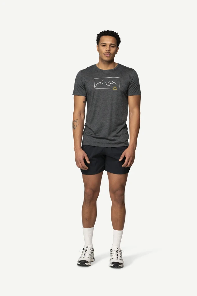 Devold Active Outline Tee MAN, kolor: Anthracite - prezentacja na modelu - przód