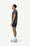 Devold Active Outline Tee MAN, kolor: Anthracite - prezentacja na modelu - bok