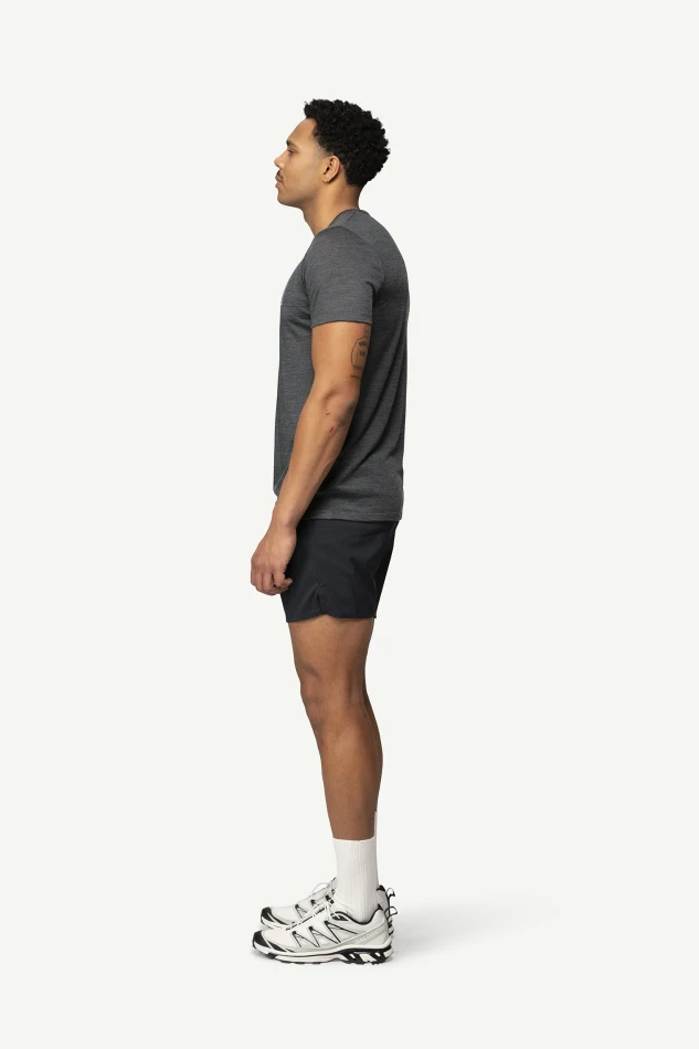 Devold Active Outline Tee MAN, kolor: Anthracite - prezentacja na modelu - bok