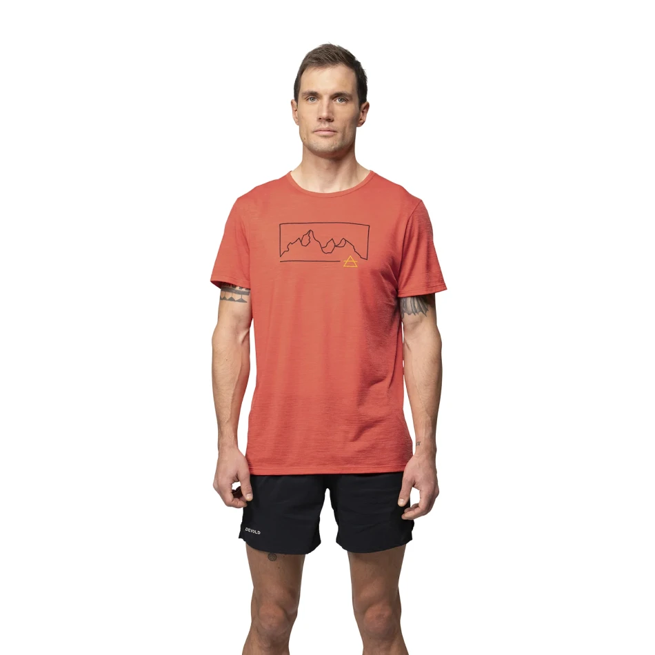 Devold Active Outline Tee MAN, kolor: Cayenne - prezentacja na modelu