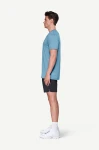 Devold Active Skyline Tee MAN, kolor: Skyblue - prezentacja na modelu - bok