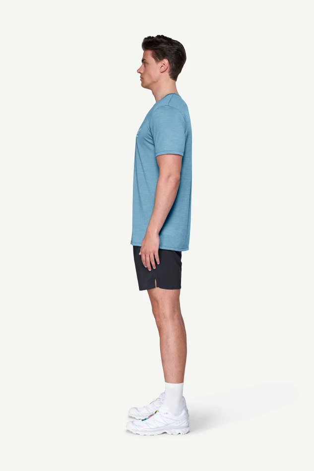 Devold Active Skyline Tee MAN, kolor: Skyblue - prezentacja na modelu - bok