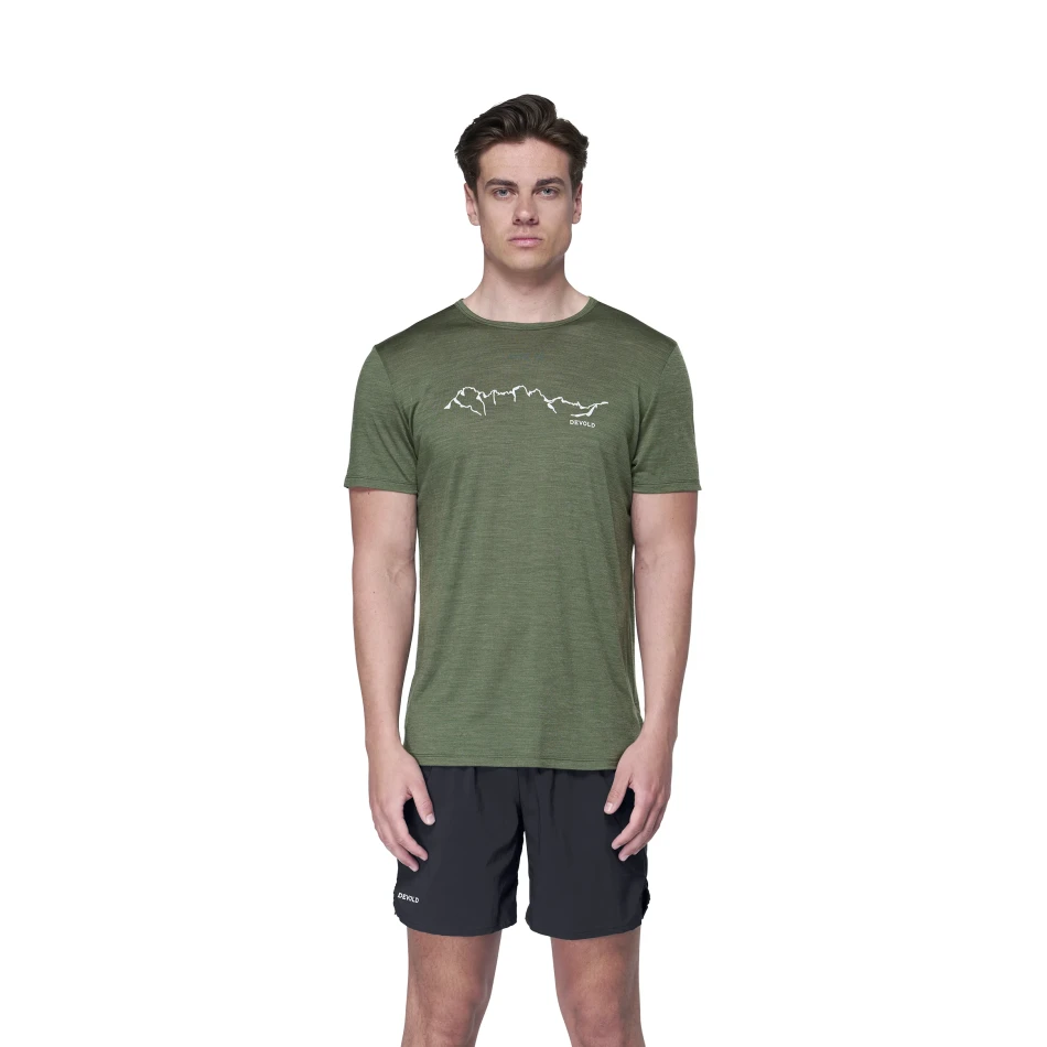 Devold Active Skyline Tee MAN, kolor: Forest - prezentacja na modelu