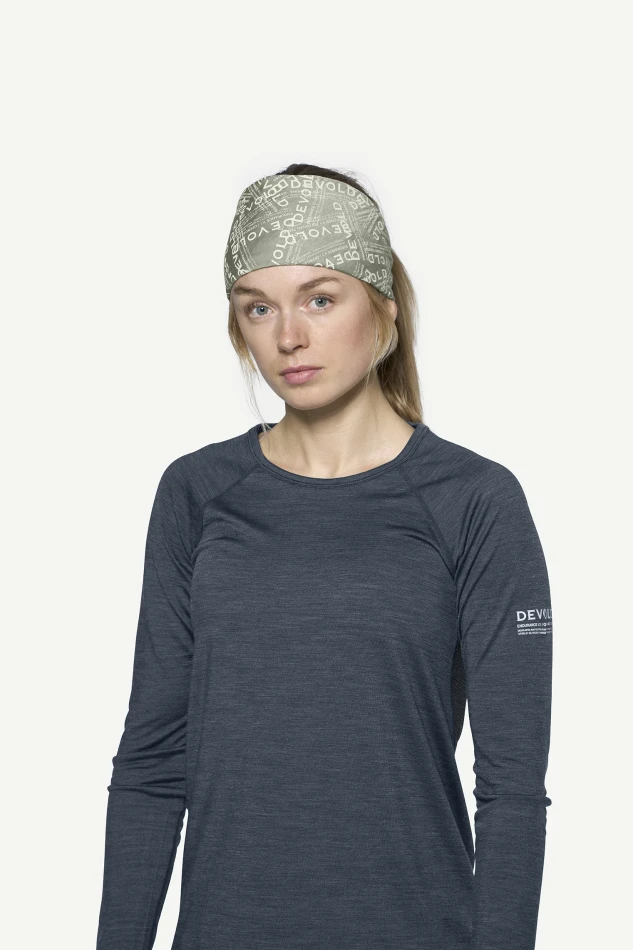 Devold Endurance Merino Bandana, kolor: Fog - prezentacja na głowie modelki
