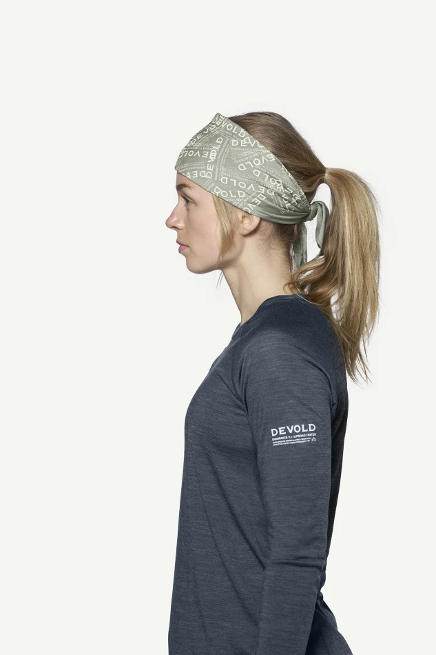 Devold Endurance Merino Bandana, kolor: Fog - prezentacja na głowie modelki - bokiem