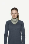 Devold Endurance Merino Bandana, kolor: Fog - prezentacja na szyi modelki