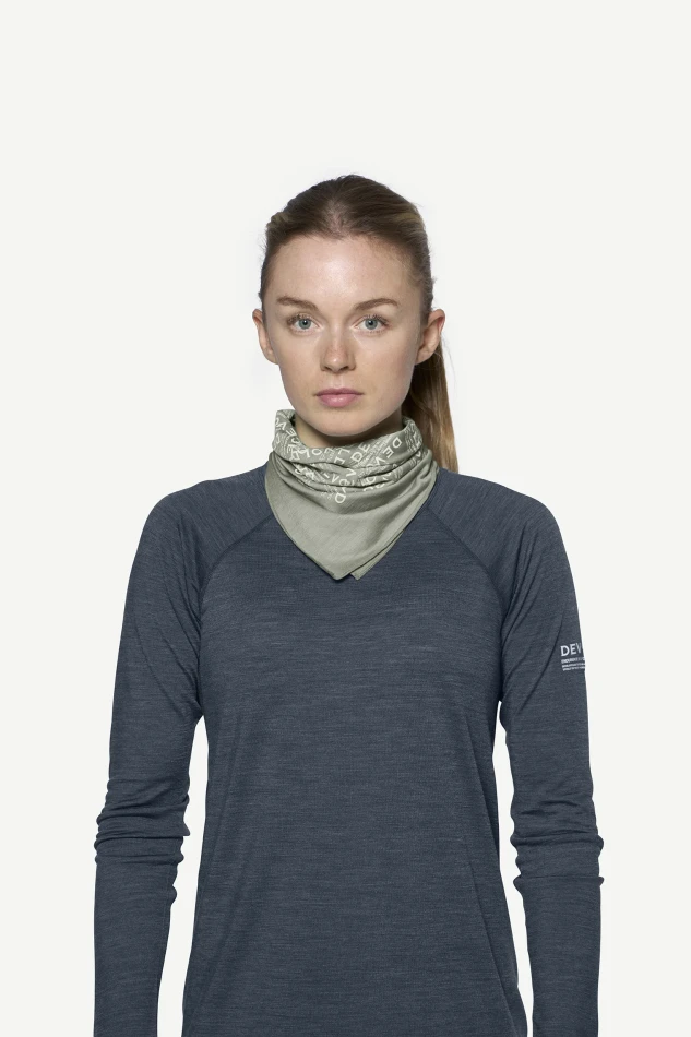 Devold Endurance Merino Bandana, kolor: Fog - prezentacja na szyi modelki