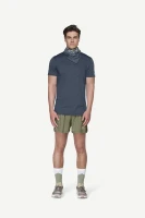 Devold Endurance Merino Bandana, kolor: Night - prezentacja na szyi modela