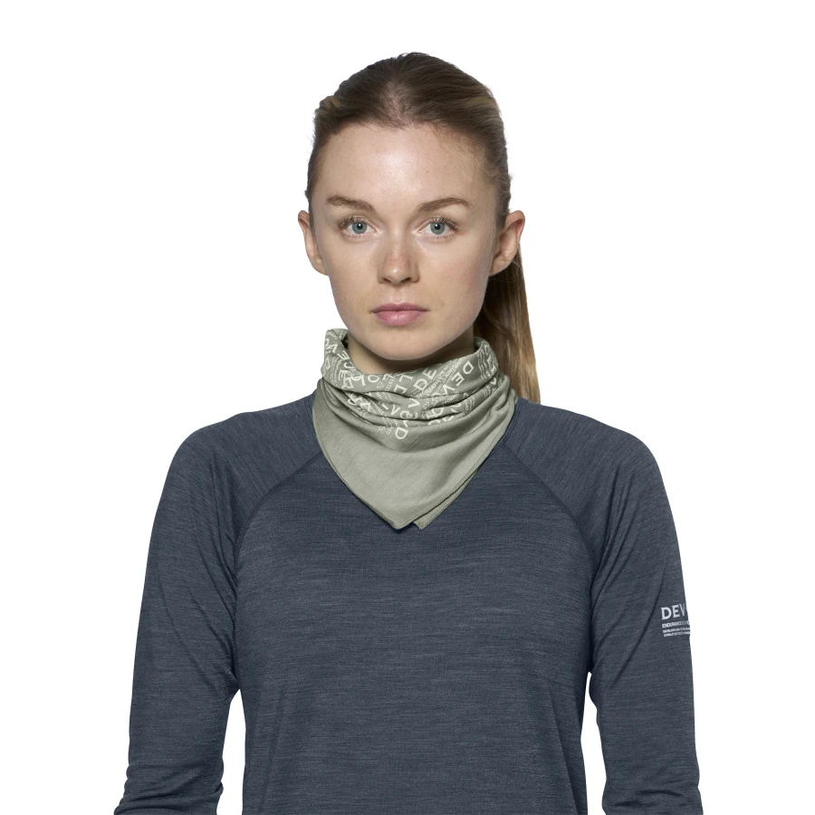 Devold Endurance Merino Bandana, kolor: Fog - prezentacja chusty na szyi modelki