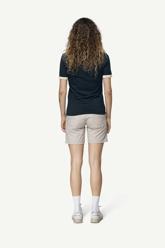 Devold Archive Ringer Tee, kolor: Ink/Offwhite - prezentacja na modelce - tył