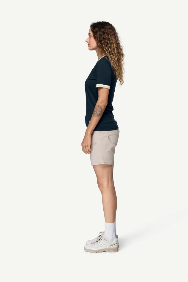 Devold Archive Ringer Tee, kolor: Ink/Offwhite - prezentacja na modelce - bok