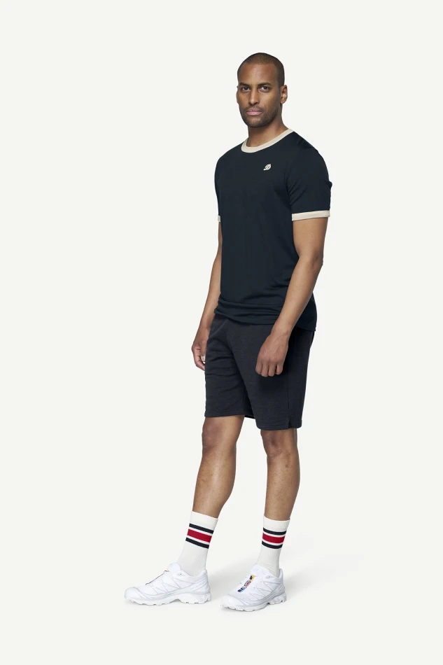 Devold Archive Ringer Tee, kolor: Ink/Offwhite - prezentacja na modelu - przód