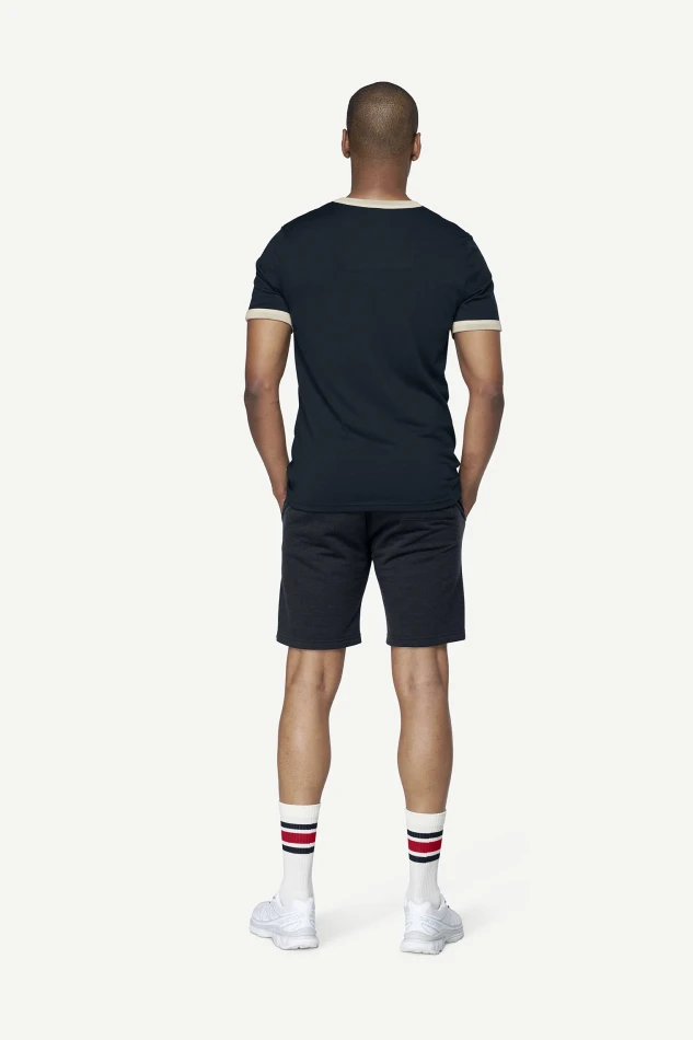 Devold Archive Ringer Tee, kolor: Ink/Offwhite - prezentacja na modelu - tył