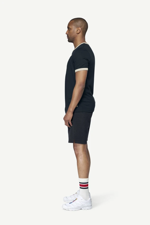 Devold Archive Ringer Tee, kolor: Ink/Offwhite - prezentacja na modelu - bok