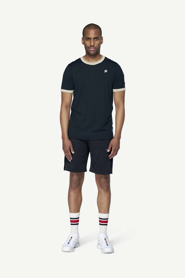 Devold Archive Ringer Tee, kolor: Ink/Offwhite - prezentacja na modelu - przód
