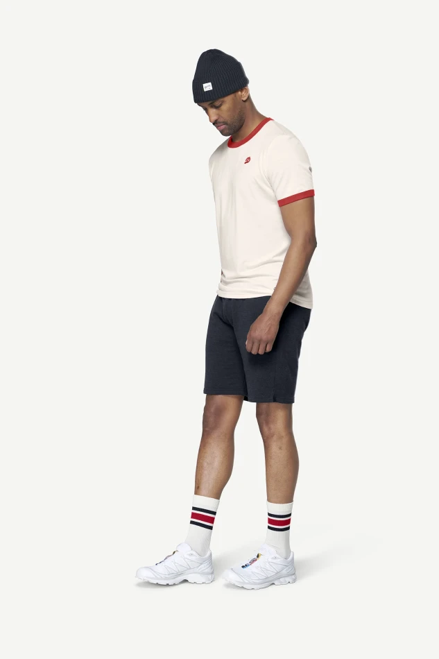 Devold Archive Ringer Tee, kolor: White/Chilli - prezentacja na modelu - przód