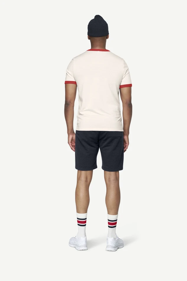 Devold Archive Ringer Tee, kolor: White/Chilli - prezentacja na modelu - tył