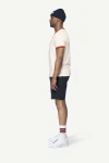Devold Archive Ringer Tee, kolor: White/Chilli - prezentacja na modelu - bok