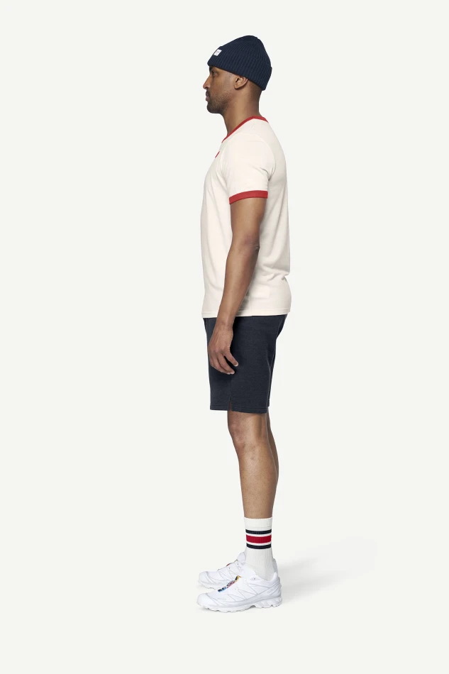 Devold Archive Ringer Tee, kolor: White/Chilli - prezentacja na modelu - bok