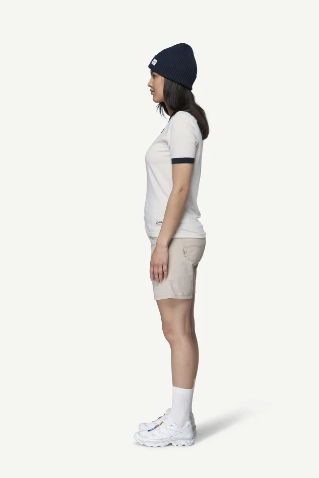 Devold Archive Ringer Tee, kolor: White/Ink - prezentacja na modelce - bok